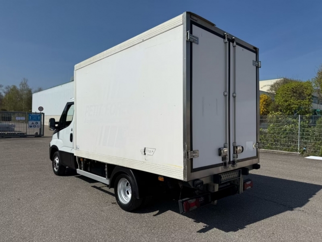 iveco-daily-35c14-dobozos-iveco35c14-1170-03.jpg