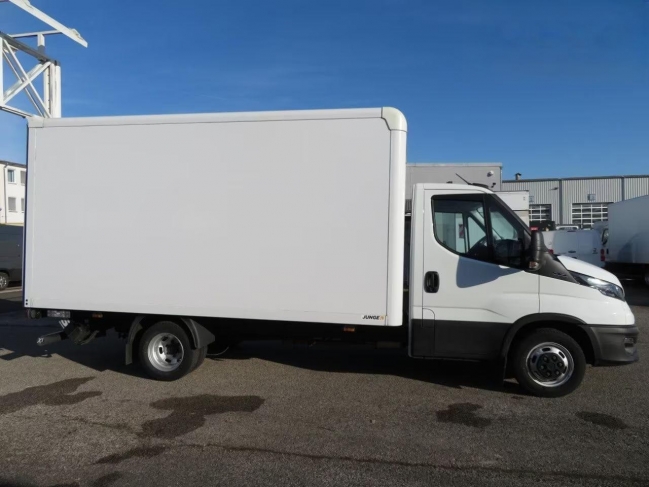 iveco-daily-35c16-dobozos-md444125900-1067-01.jpg