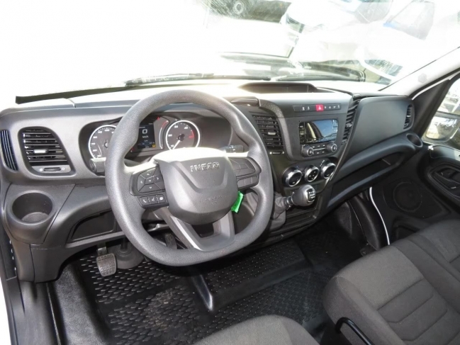iveco-daily-35c16-dobozos-md444125900-1067-04.jpg