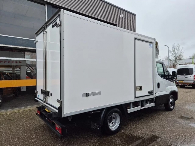 iveco-daily-35c18-dobozos-ivecodaily35c-1164-03.jpg