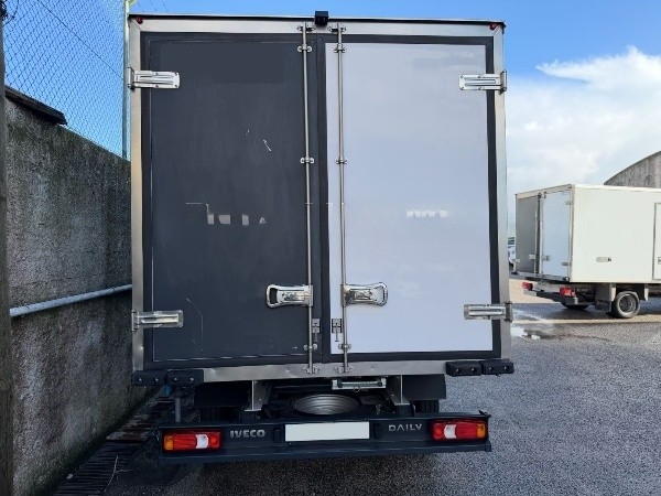iveco-daily-35c18-dobozos-ivecodaily35c18-1157-03.jpg