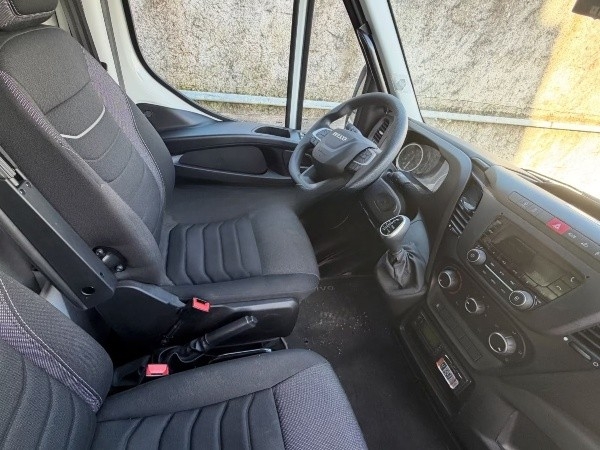 iveco-daily-35c18-dobozos-ivecodaily35c18-1157-07.jpg