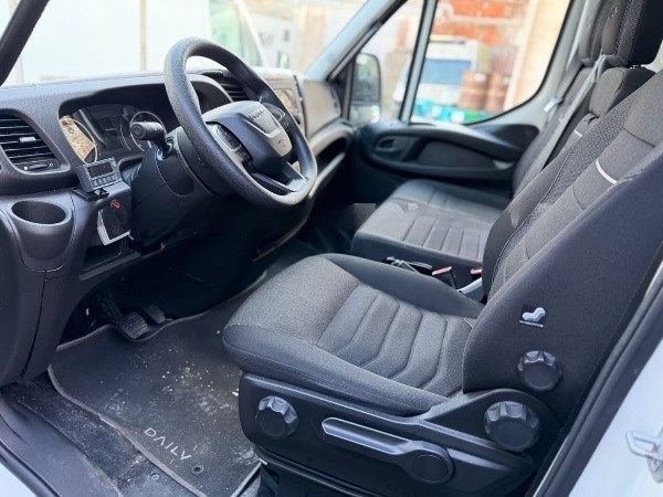 iveco-daily-35c18-dobozos-ivecodaily35c18-1157-08.jpg