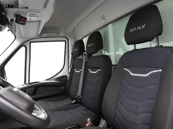 iveco-daily-35s18-dobozos-ivecodaily35s18-1165-13.jpg