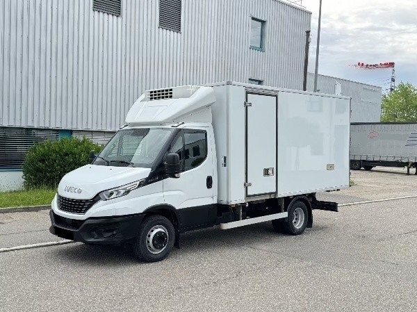 iveco-daily-72-180-dobozos-ivecodaily72-1166-02.jpg