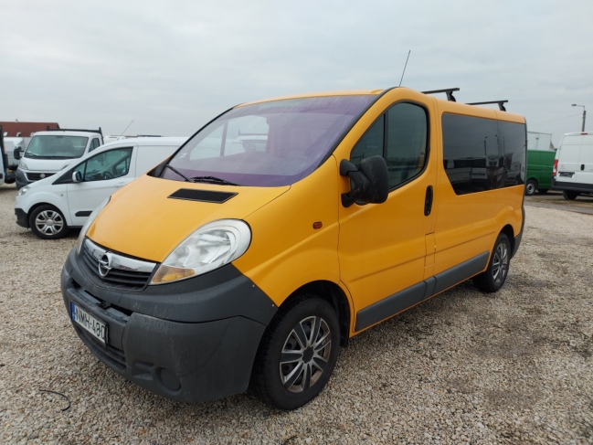 opel-vivaro-kisbusz-8468-627-01.jpg
