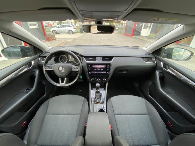skoda-octavia-combi-2-0-cr-tdi-scr-ambition-dsg7-5-szemelyes-4498-1030-10.jpg