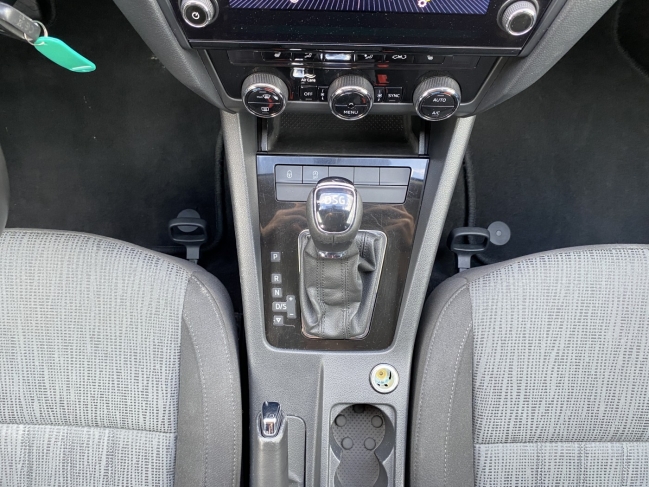skoda-octavia-combi-2-0-cr-tdi-scr-ambition-dsg7-5-szemelyes-4498-1030-11.jpg
