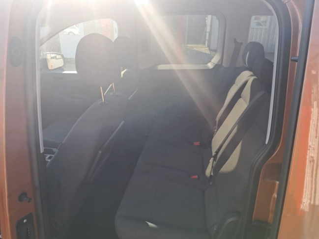 volkswagen-caddy-5-szemelyes-i250-1211-09.jpg