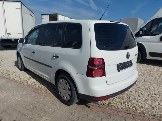 volkswagen-touran-szemelyauto-7128-664-03.jpg