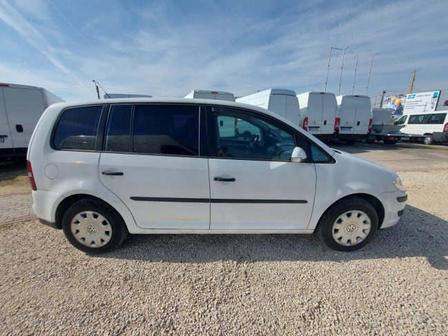 volkswagen-touran-szemelyauto-7128-664-05.jpg