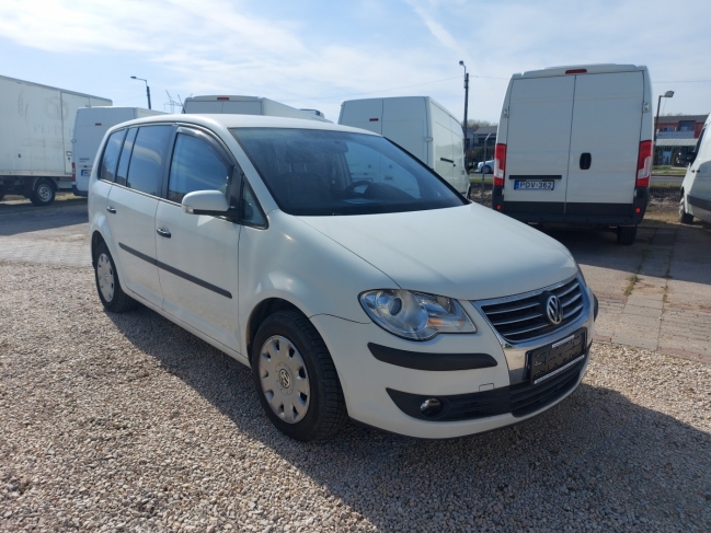 volkswagen-touran-szemelyauto-7128-664-06.jpg