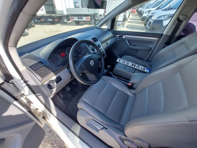 volkswagen-touran-szemelyauto-7128-664-07.jpg